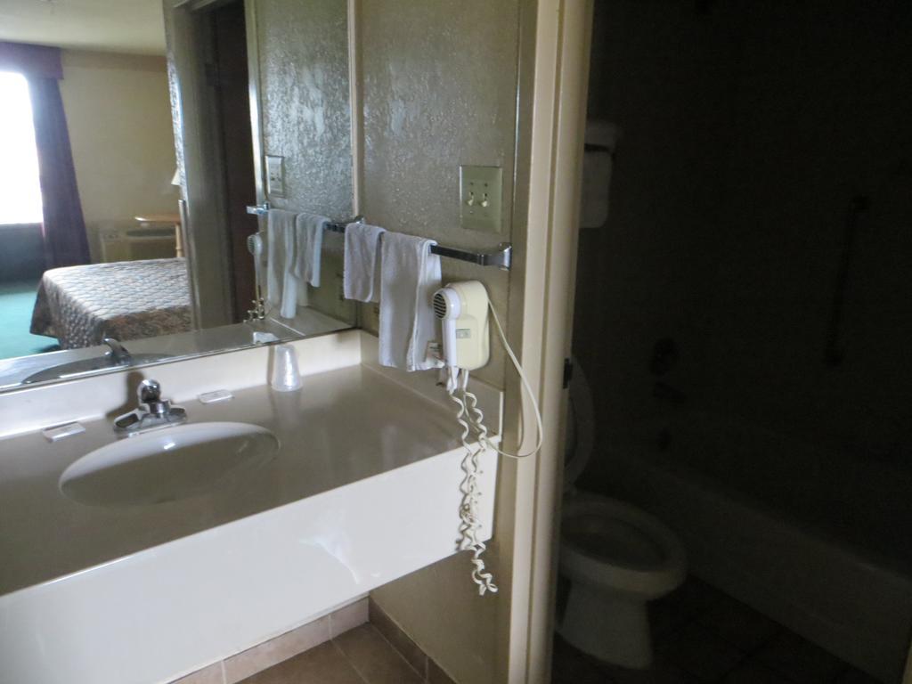 Budgetel Inn & Suites Macon Pokoj fotografie